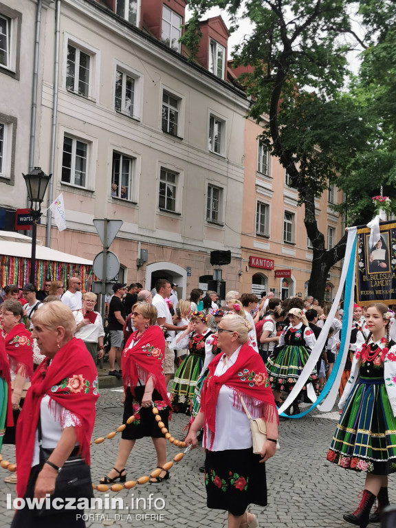 Boże Ciało w Łowiczu - tysiące ludzi na procesji
