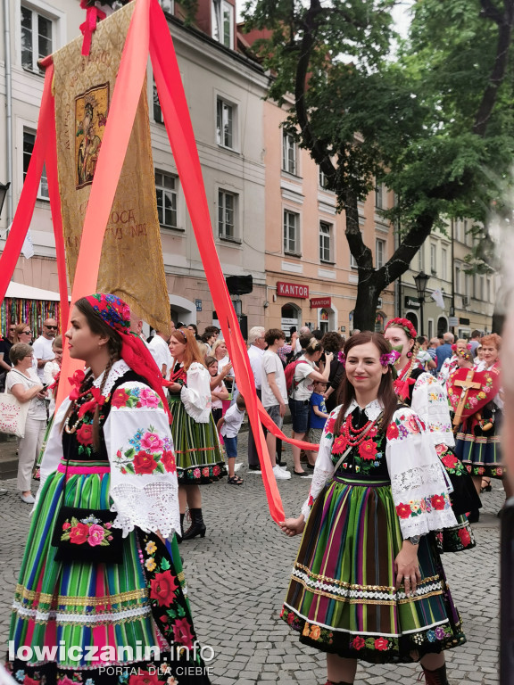 Boże Ciało w Łowiczu - tysiące ludzi na procesji