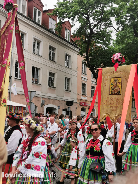 Boże Ciało w Łowiczu - tysiące ludzi na procesji