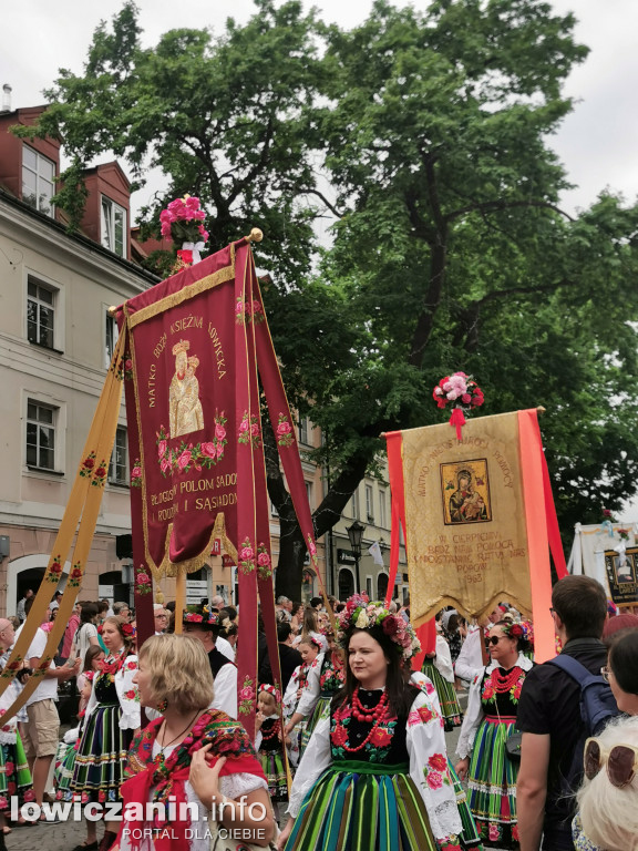 Boże Ciało w Łowiczu - tysiące ludzi na procesji