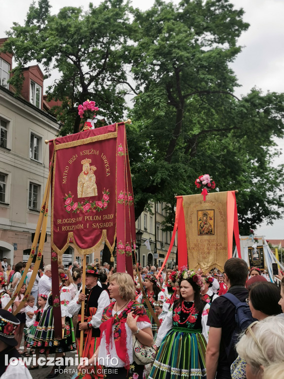 Boże Ciało w Łowiczu - tysiące ludzi na procesji