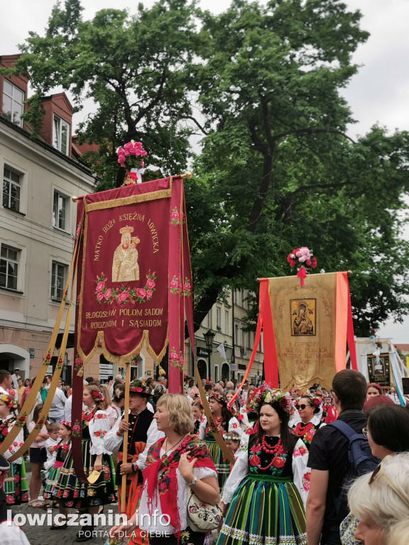 Boże Ciało w Łowiczu - tysiące ludzi na procesji