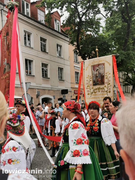 Boże Ciało w Łowiczu - tysiące ludzi na procesji