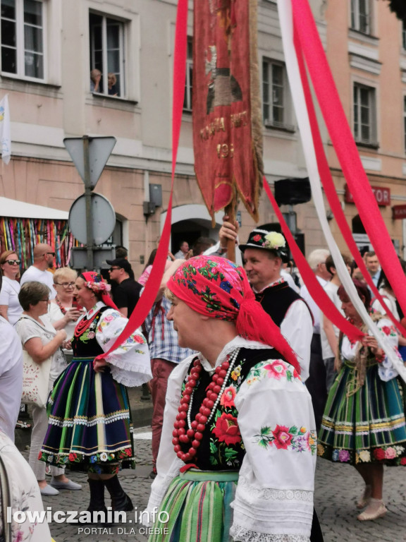 Boże Ciało w Łowiczu - tysiące ludzi na procesji