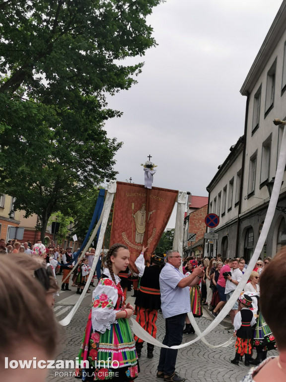 Boże Ciało w Łowiczu - tysiące ludzi na procesji