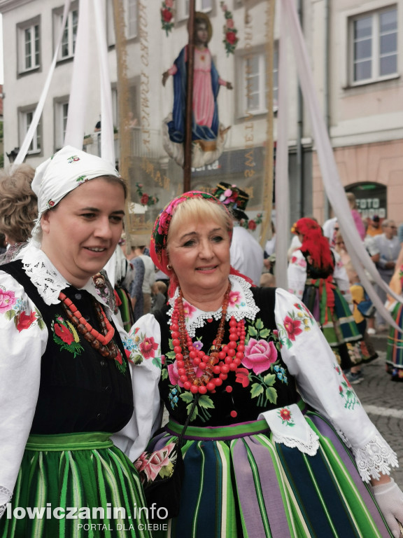 Boże Ciało w Łowiczu - tysiące ludzi na procesji
