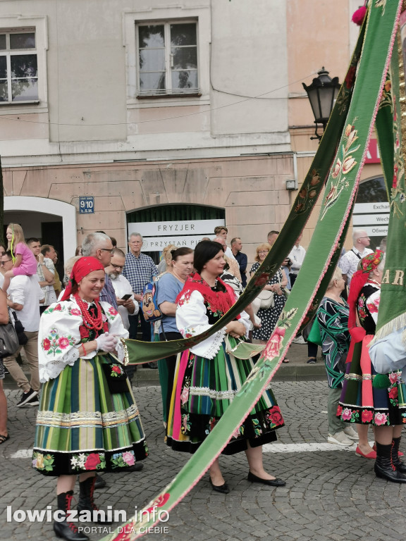 Boże Ciało w Łowiczu - tysiące ludzi na procesji