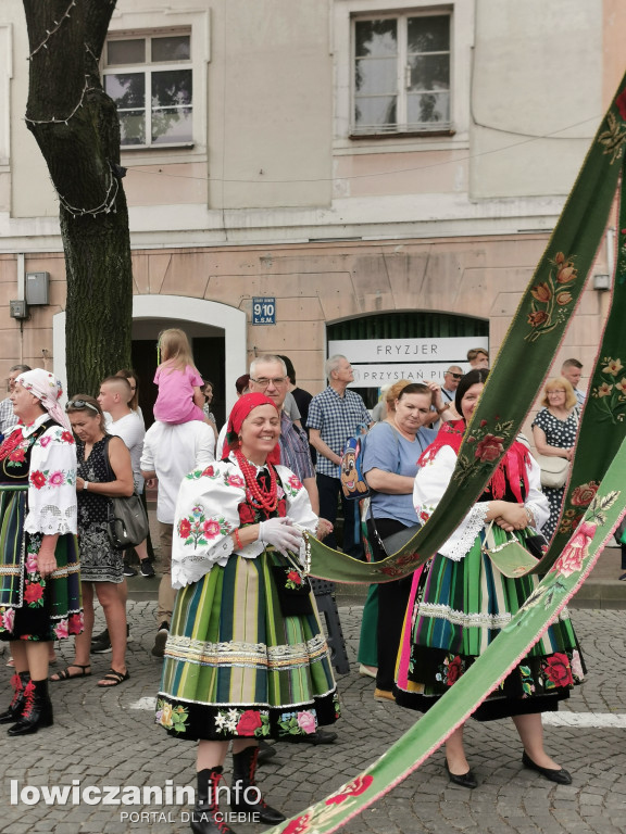 Boże Ciało w Łowiczu - tysiące ludzi na procesji