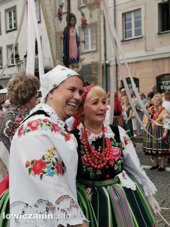 Boże Ciało w Łowiczu - tysiące ludzi na procesji