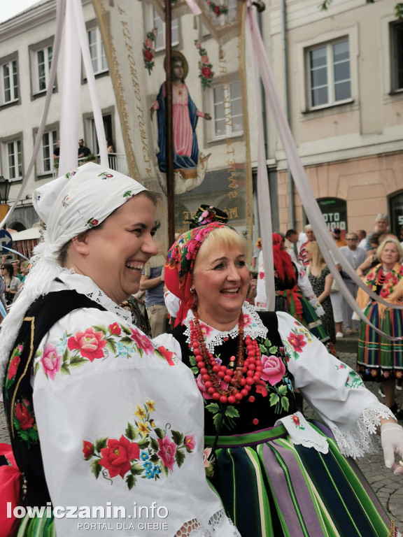 Boże Ciało w Łowiczu - tysiące ludzi na procesji