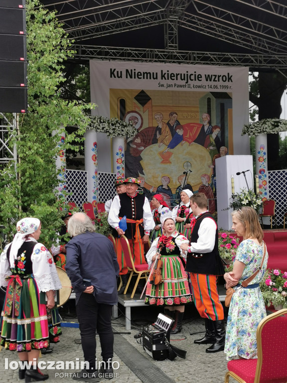Boże Ciało w Łowiczu - tysiące ludzi na procesji