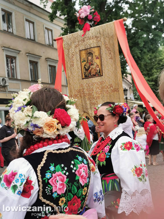Boże Ciało w Łowiczu - tysiące ludzi na procesji