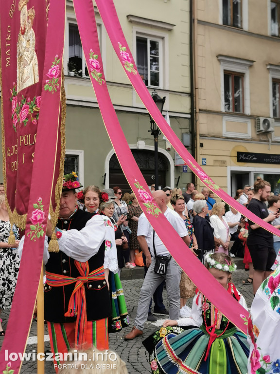 Boże Ciało w Łowiczu - tysiące ludzi na procesji