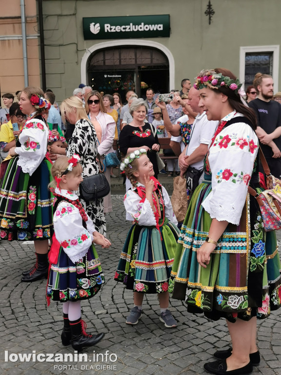 Boże Ciało w Łowiczu - tysiące ludzi na procesji