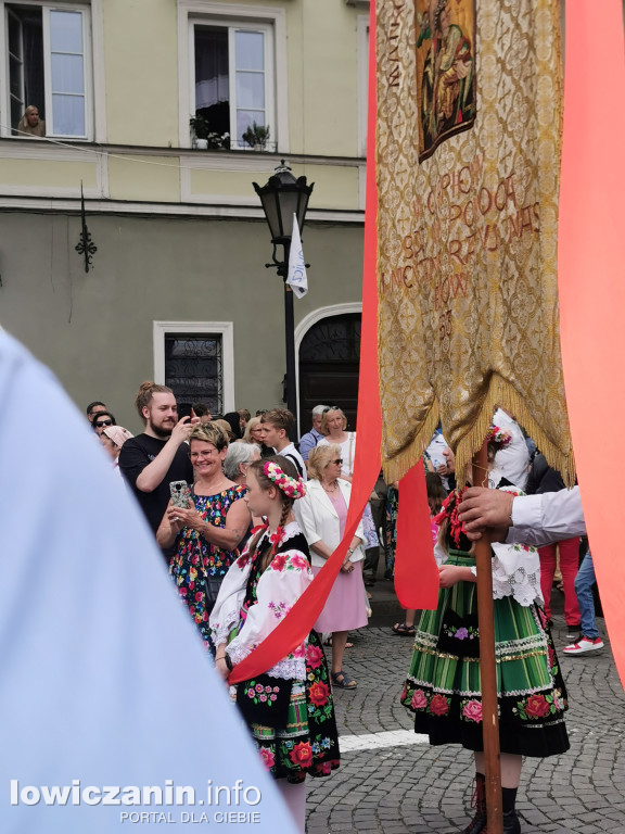 Boże Ciało w Łowiczu - tysiące ludzi na procesji