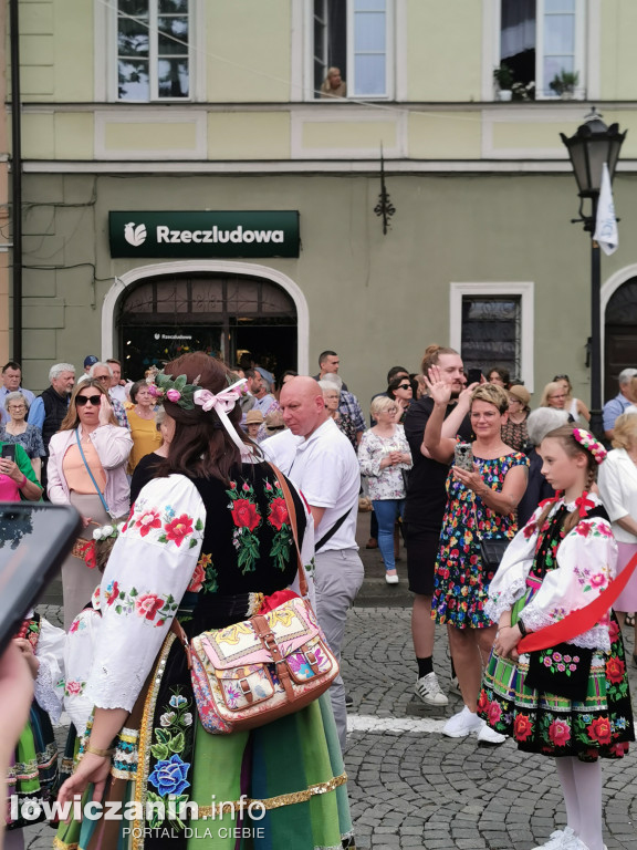 Boże Ciało w Łowiczu - tysiące ludzi na procesji