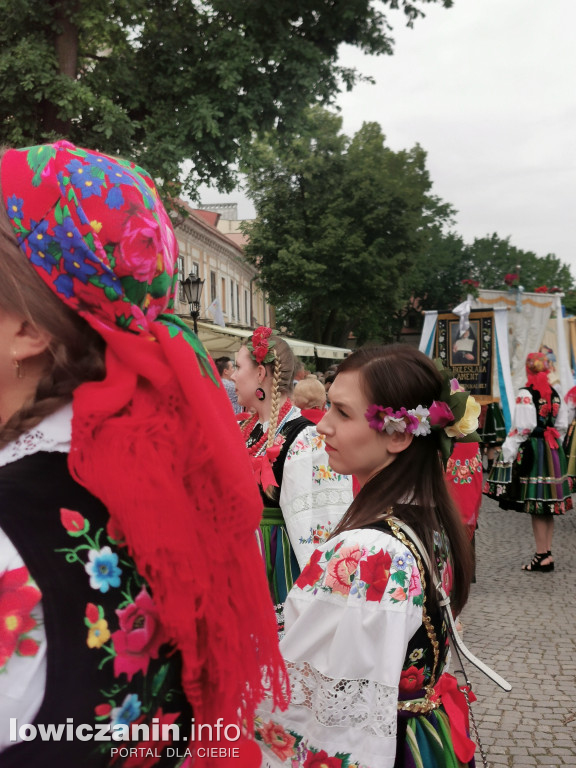 Boże Ciało w Łowiczu - tysiące ludzi na procesji