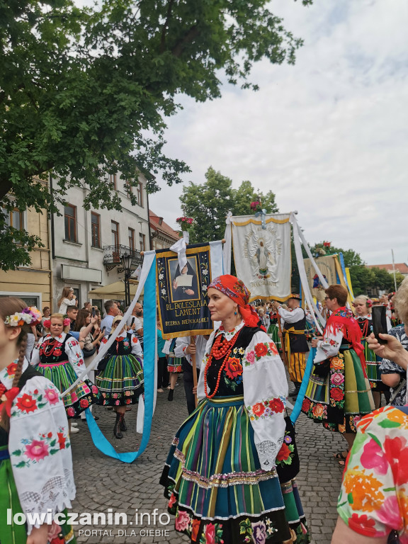 Boże Ciało w Łowiczu - tysiące ludzi na procesji