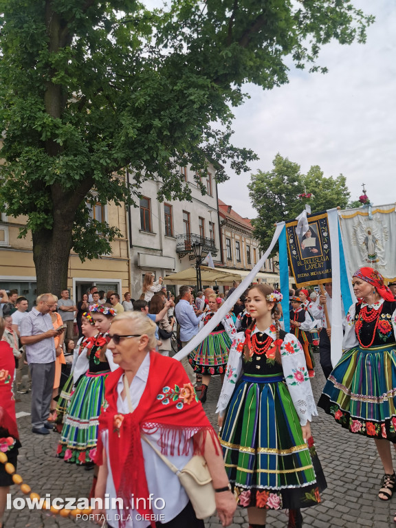 Boże Ciało w Łowiczu - tysiące ludzi na procesji