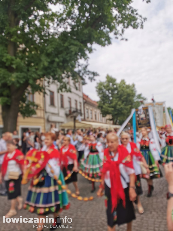 Boże Ciało w Łowiczu - tysiące ludzi na procesji