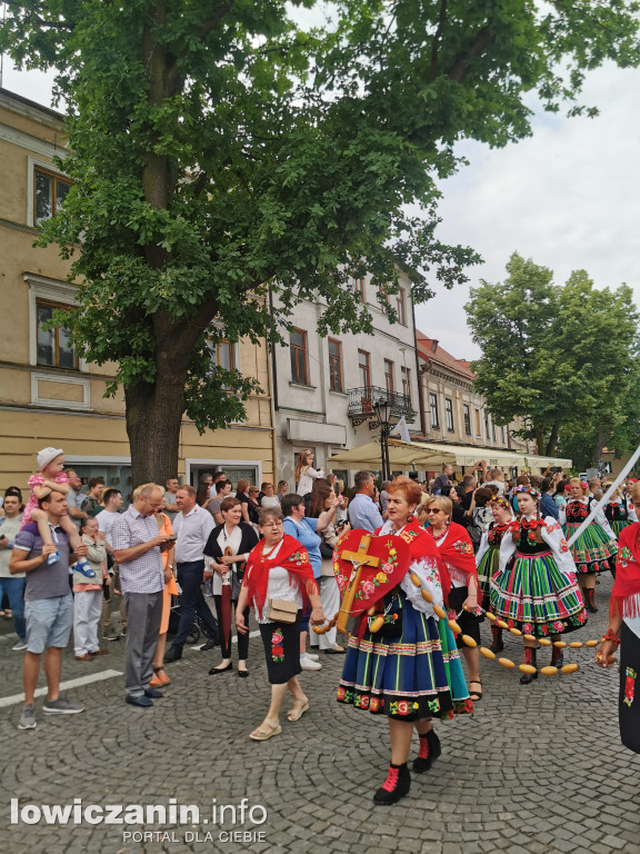 Boże Ciało w Łowiczu - tysiące ludzi na procesji