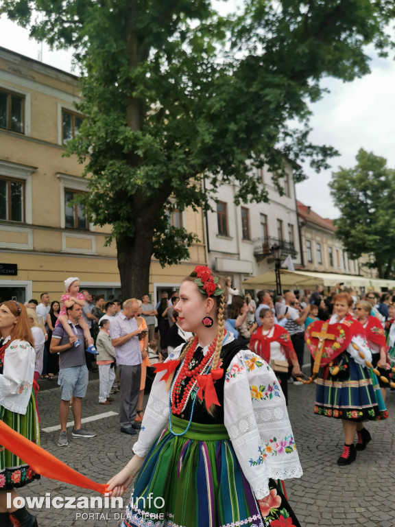 Boże Ciało w Łowiczu - tysiące ludzi na procesji