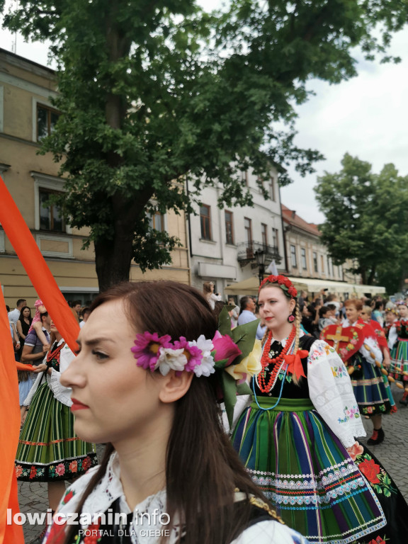 Boże Ciało w Łowiczu - tysiące ludzi na procesji