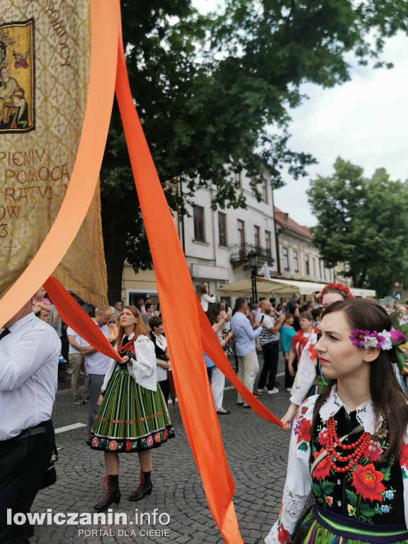 Boże Ciało w Łowiczu - tysiące ludzi na procesji