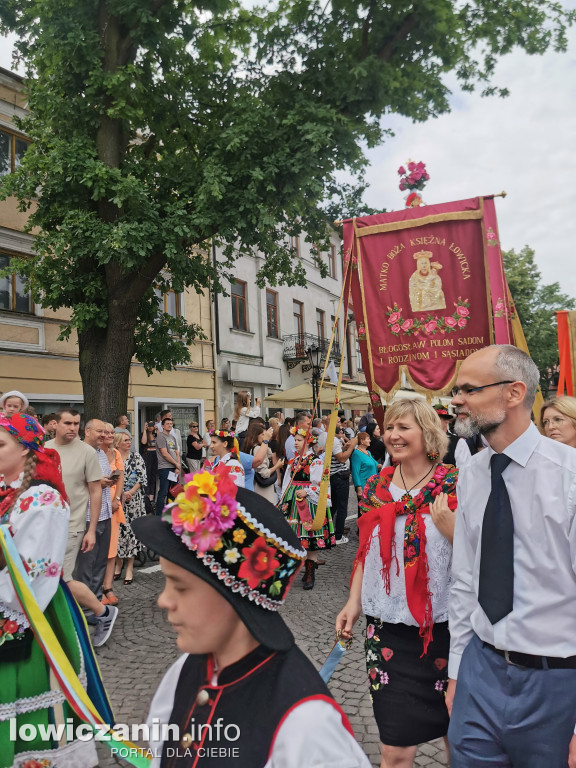 Boże Ciało w Łowiczu - tysiące ludzi na procesji