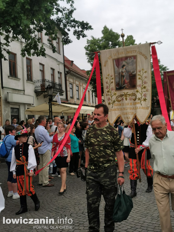 Boże Ciało w Łowiczu - tysiące ludzi na procesji