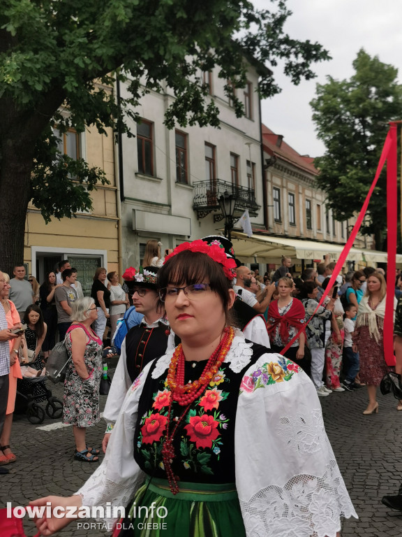 Boże Ciało w Łowiczu - tysiące ludzi na procesji