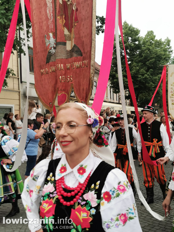 Boże Ciało w Łowiczu - tysiące ludzi na procesji