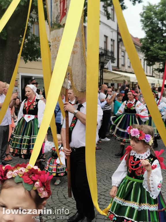 Boże Ciało w Łowiczu - tysiące ludzi na procesji