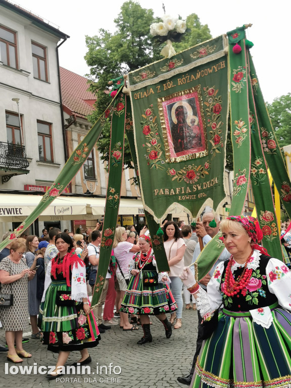 Boże Ciało w Łowiczu - tysiące ludzi na procesji