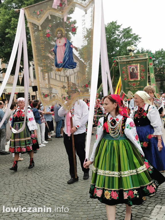 Boże Ciało w Łowiczu - tysiące ludzi na procesji