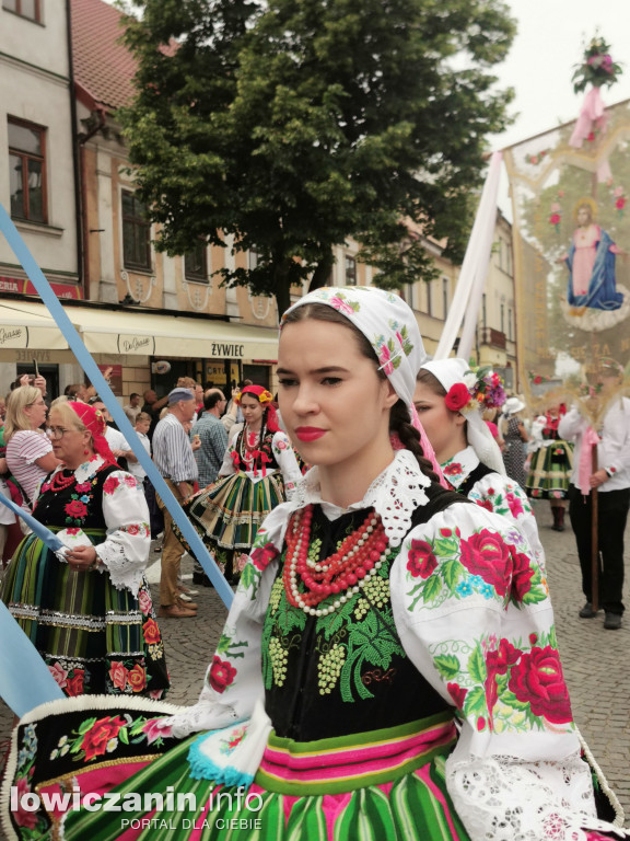 Boże Ciało w Łowiczu - tysiące ludzi na procesji