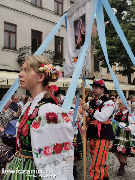 Boże Ciało w Łowiczu - tysiące ludzi na procesji