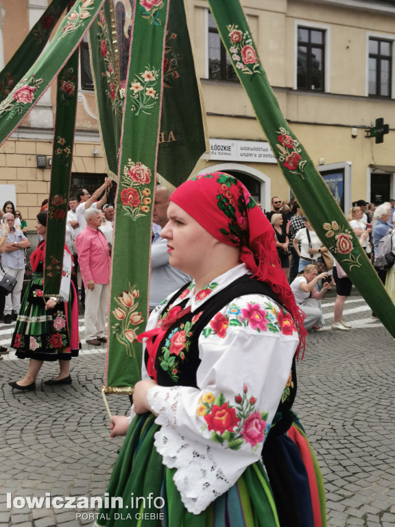 Boże Ciało w Łowiczu - tysiące ludzi na procesji