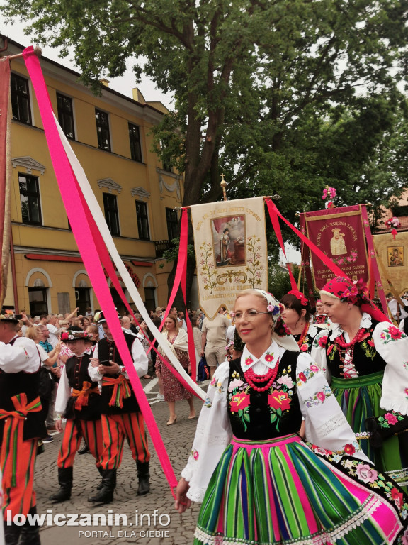 Boże Ciało w Łowiczu - tysiące ludzi na procesji