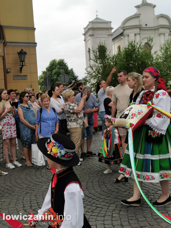 Boże Ciało w Łowiczu - tysiące ludzi na procesji