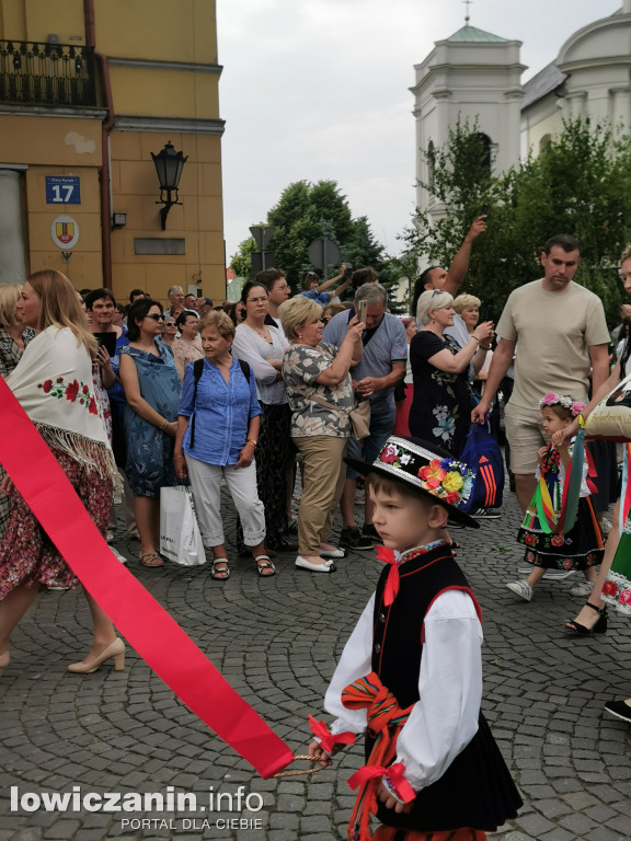 Boże Ciało w Łowiczu - tysiące ludzi na procesji