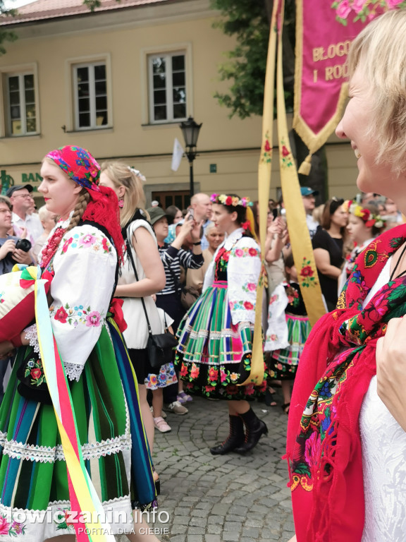 Boże Ciało w Łowiczu - tysiące ludzi na procesji