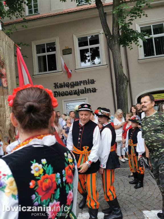 Boże Ciało w Łowiczu - tysiące ludzi na procesji