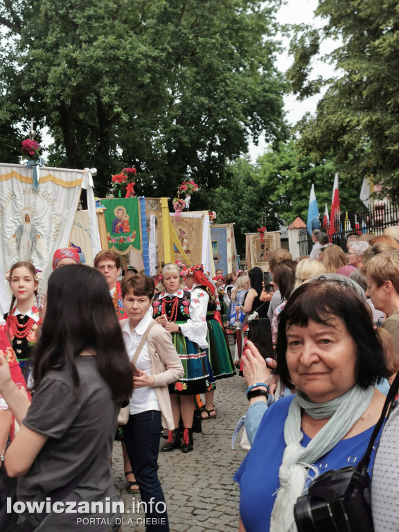 Boże Ciało w Łowiczu - tysiące ludzi na procesji