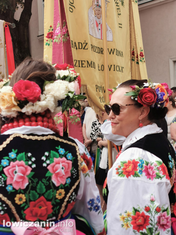 Boże Ciało w Łowiczu - tysiące ludzi na procesji