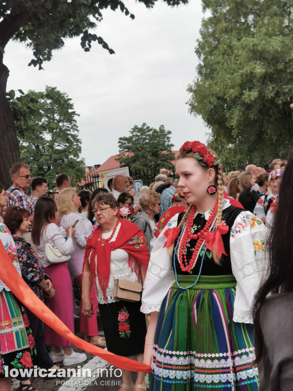 Boże Ciało w Łowiczu - tysiące ludzi na procesji