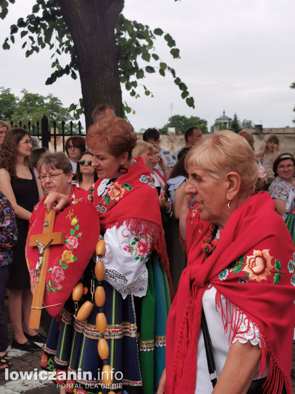 Boże Ciało w Łowiczu - tysiące ludzi na procesji