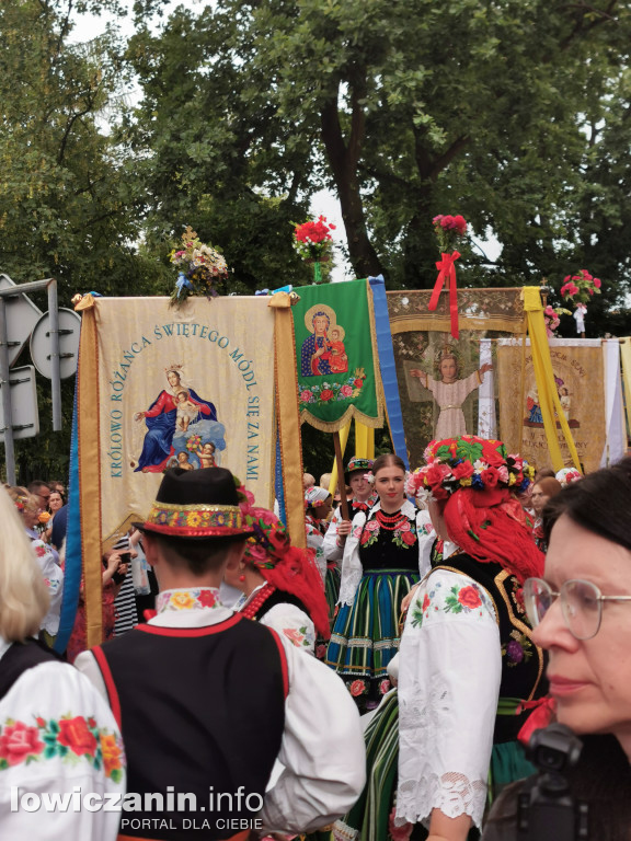 Boże Ciało w Łowiczu - tysiące ludzi na procesji