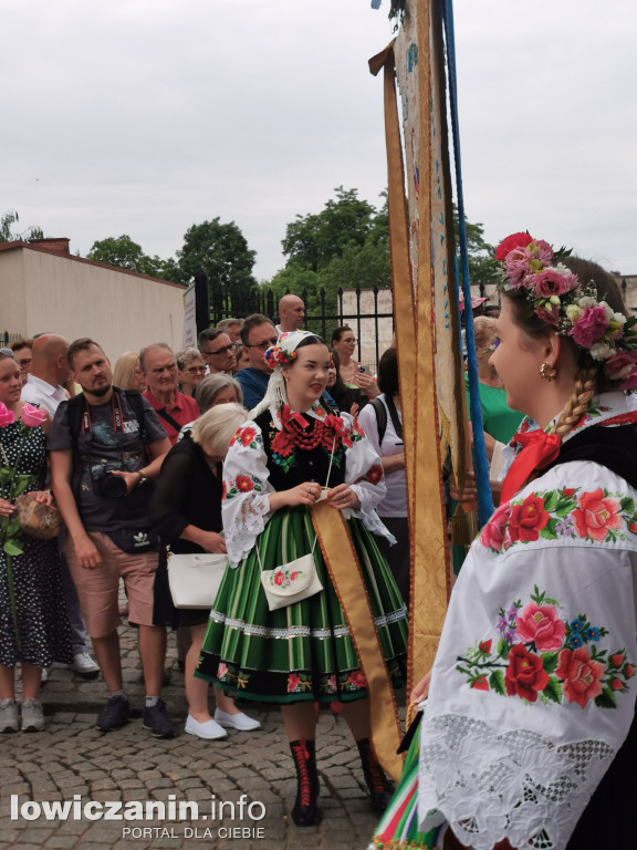 Boże Ciało w Łowiczu - tysiące ludzi na procesji