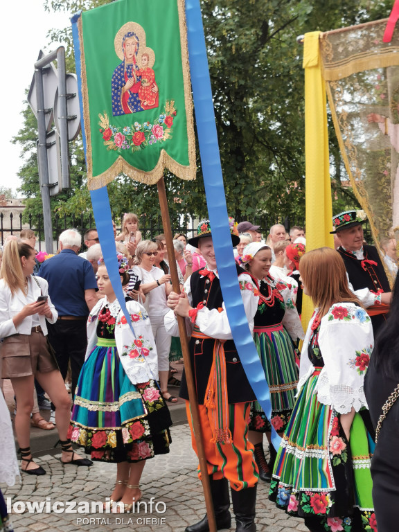 Boże Ciało w Łowiczu - tysiące ludzi na procesji